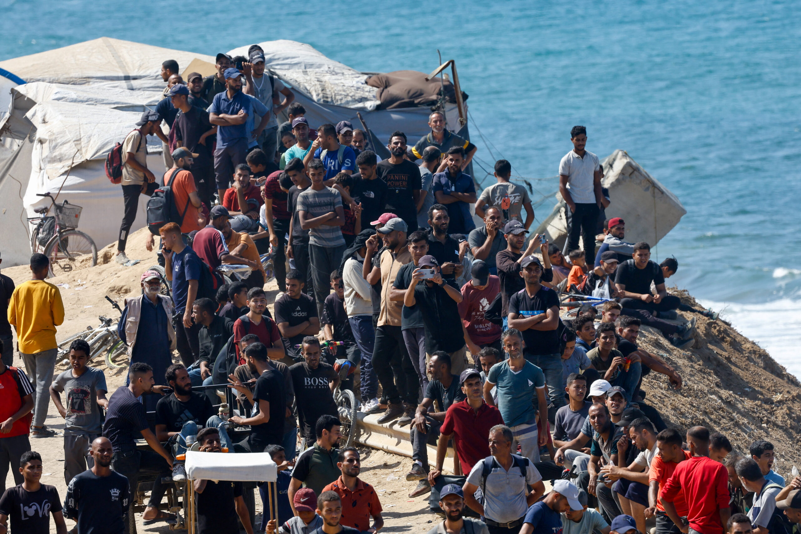 Εκτοπισμένοι Παλαιστίνιοι περιμένουν να τεθεί σε εφαρμογή η συμφωνία