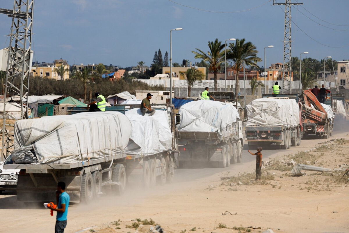 Νταλίκες με ανθρωπιστική βοήθεια για τη Λωρίδα της Γάζας 