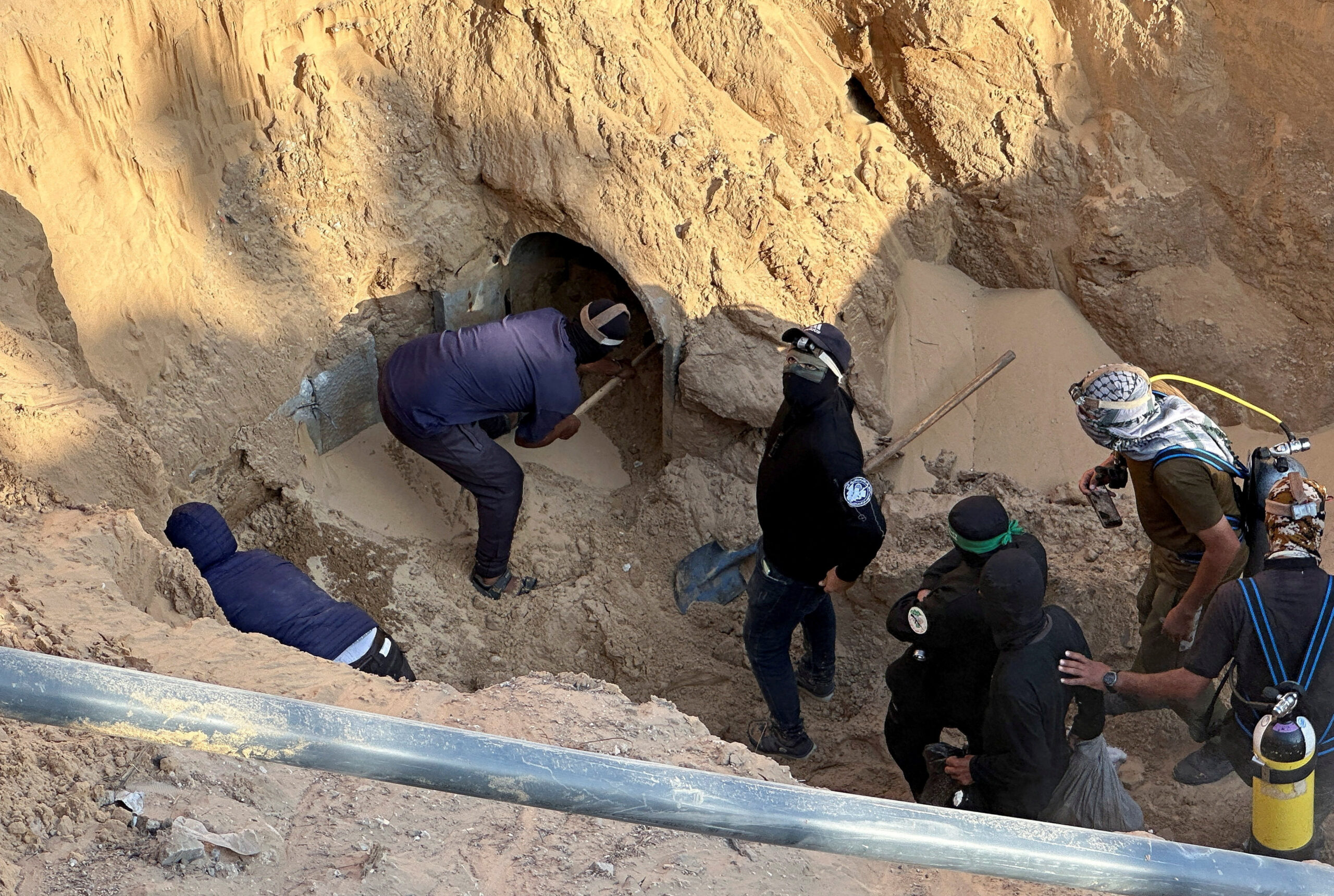 Αναζήτηση νεκρών ομήρων εν μέσω εκεχειρίας μεταξύ Ισραήλ και Χαμάς, στο Χαν Γιούνις