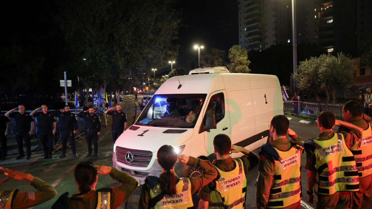 Συνοδεία που μεταφέρει τα πτώματα των νεκρών Ισραηλινών ομήρων