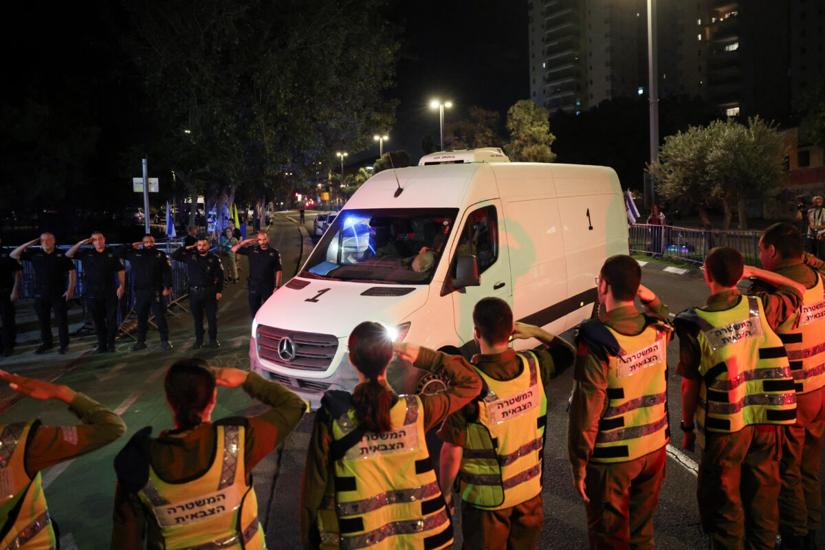 Συνοδεία που μεταφέρει τα πτώματα των νεκρών Ισραηλινών ομήρων