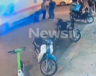 Το ασθενοφόρο φτάνει στο σημείο που κατέρρευσε το κορίτσι στο Γκάζι