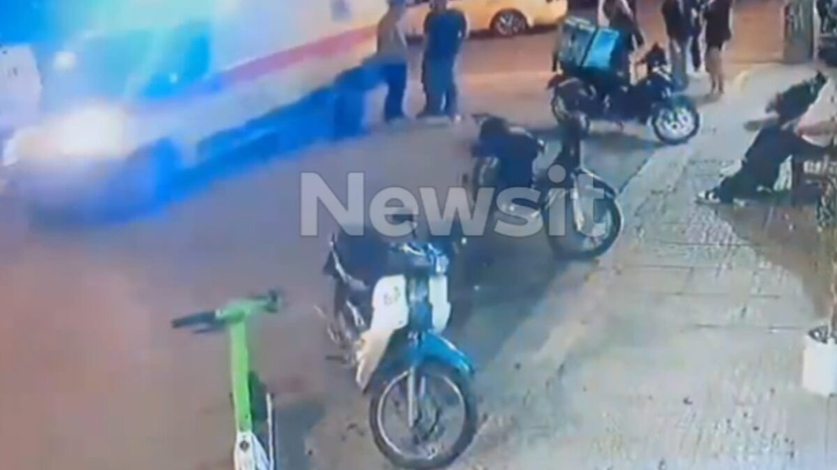 Το ασθενοφόρο φτάνει στο σημείο που κατέρρευσε το κορίτσι στο Γκάζι