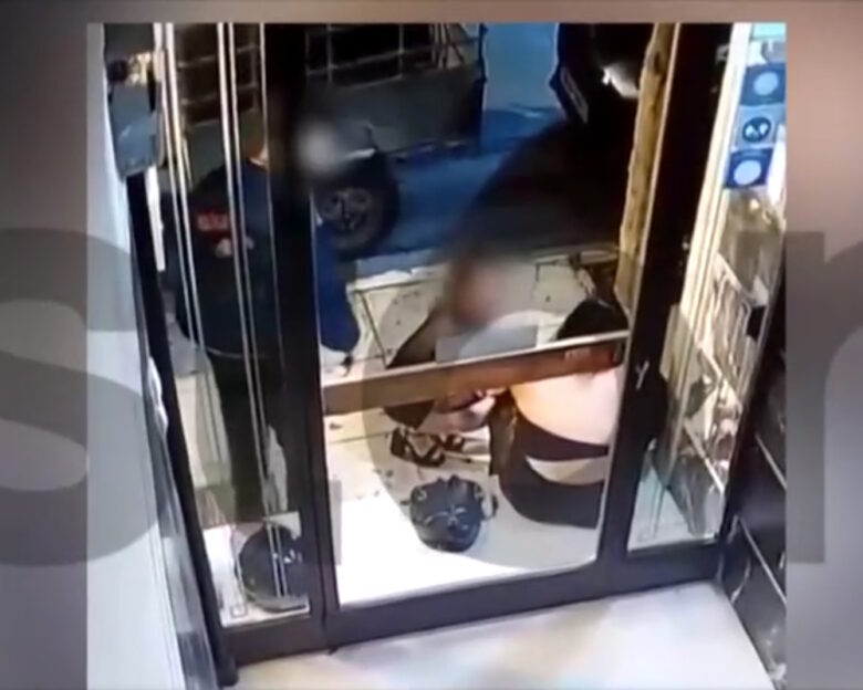 Γκάζι: Η στιγμή που η 16χρονη κατέρρευσε έξω από το κλαμπ – «Μας είπε ότι μας αγαπάει και λιποθύμησε» λέει φίλη της