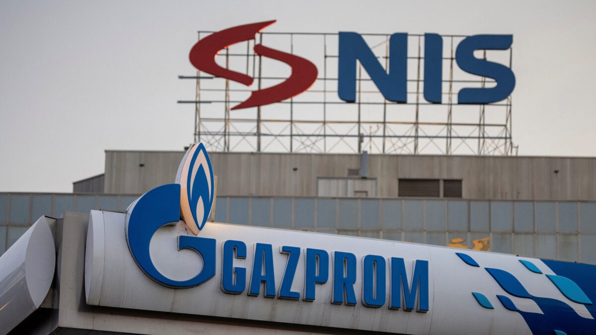 Τα λογότυπα της NIS και της Gazprom Neft