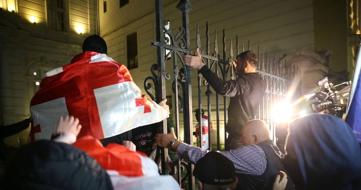 Chaos in Georgia: Protesters attempted to invade the Presidential Palace – fires, barricades and tear gas