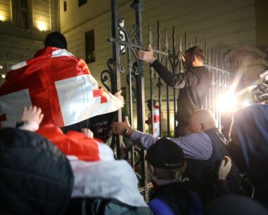 Διαδηλωτές προσπαθούν να εισβάλλουν στον προεδρικό μέγαρο
