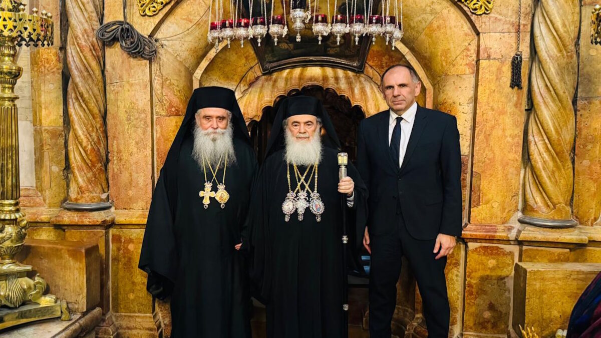 Ο Γιώργος Γεραπετρίτης στη χειροτονία του νέου Ηγουμένου της Ιεράς Μονής Αγίας Αικατερίνης του Όρους Σινά και Αρχιεπισκόπου Σινά, Φαράν και Ραϊθώ, κ. Συμεών