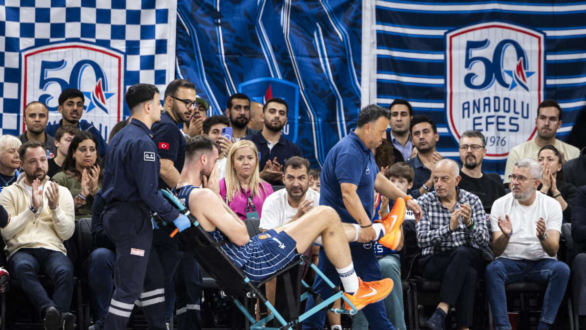 Ο Γιώργος Παπαγιάννης με το καροτσάκι στο Εφές - Παναθηναϊκός (Photo by Tolga Adanali