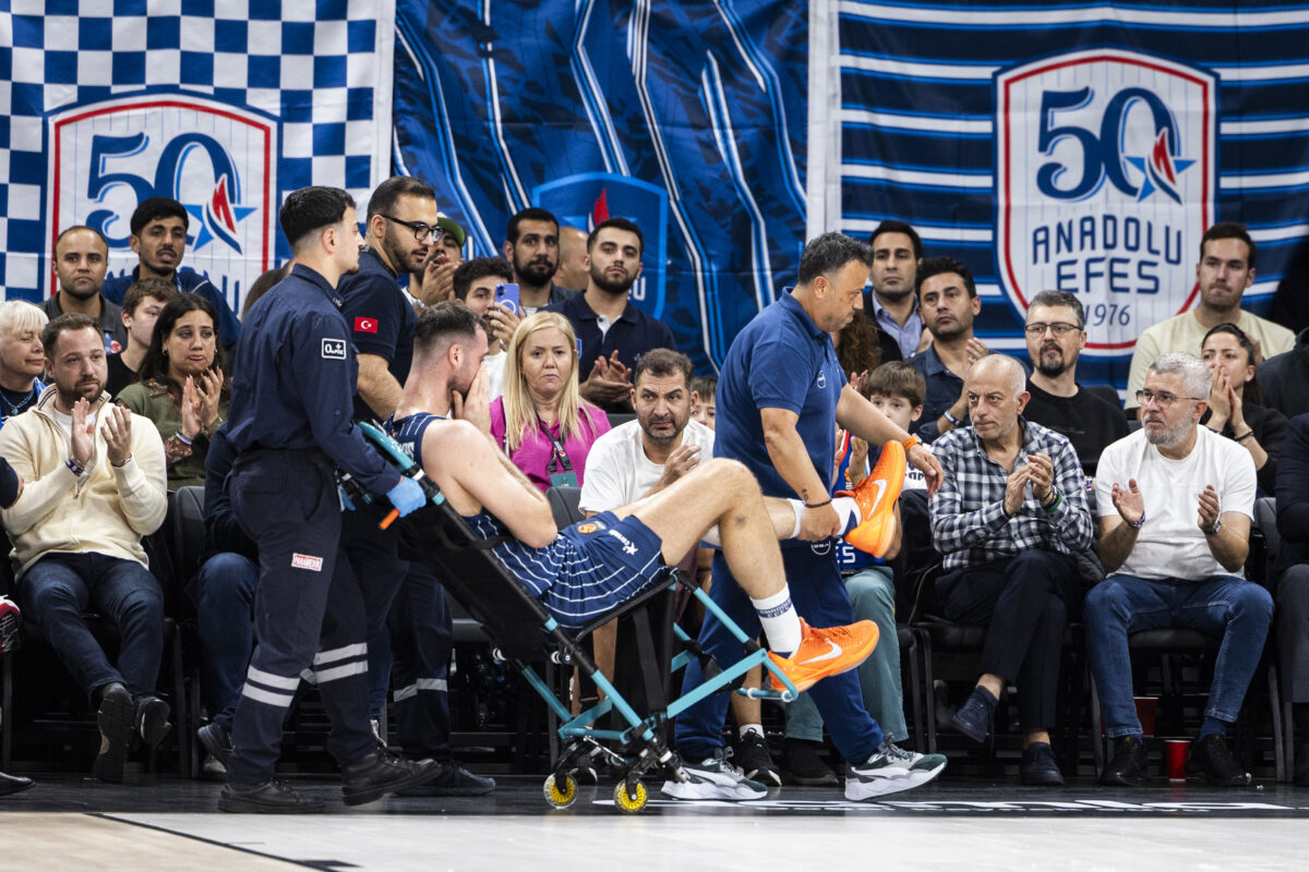 Ο Γιώργος Παπαγιάννης με το καροτσάκι στο Εφές - Παναθηναϊκός (Photo by Tolga Adanali