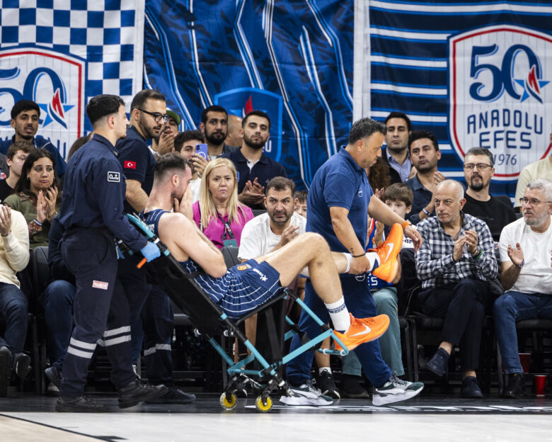 Σοκαριστικός τραυματισμός για Γιώργο Παπαγιάννη στο Εφές – Παναθηναϊκός: Αποχώρησε σε καροτσάκι με κλάματα