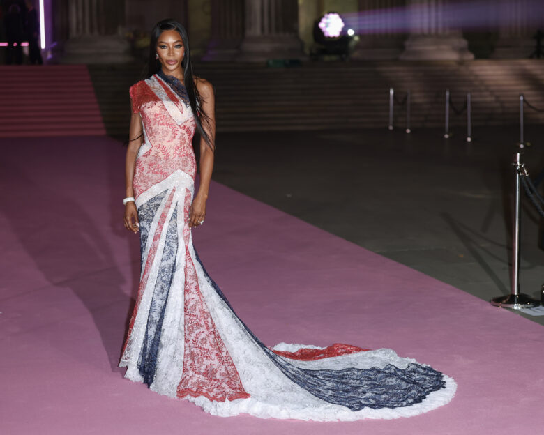 Βρετανικό Μουσείο: Τι είναι το «Pink Ball», το Met Gala του Λονδίνου, που διοργανώθηκε στην αίθουσα των Γλυπτών του Παρθενώνα