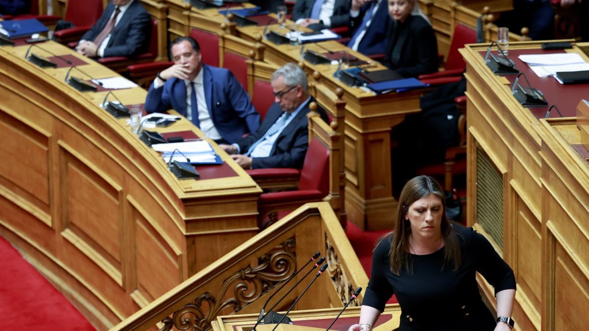 Η Ζωή Κωνσταντοπούλου αποχωρεί από το βήμα της Βουλής και στο βάθος ο Άδωνις Γεωργιάδης