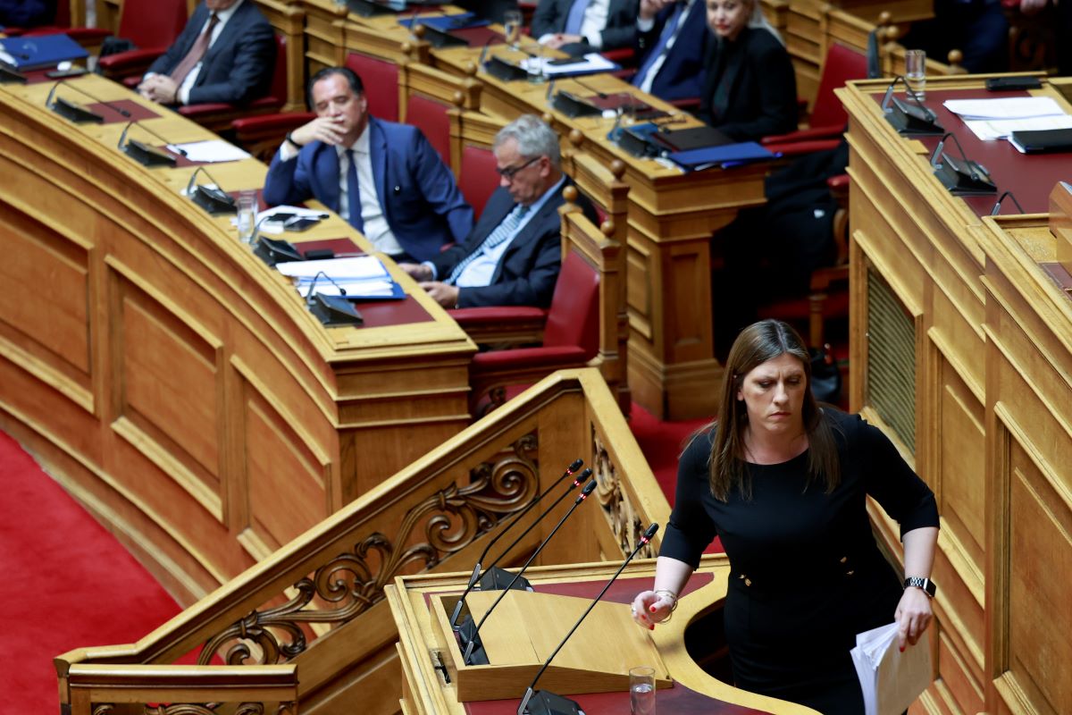 Η Ζωή Κωνσταντοπούλου αποχωρεί από το βήμα της Βουλής και στο βάθος ο Άδωνις Γεωργιάδης