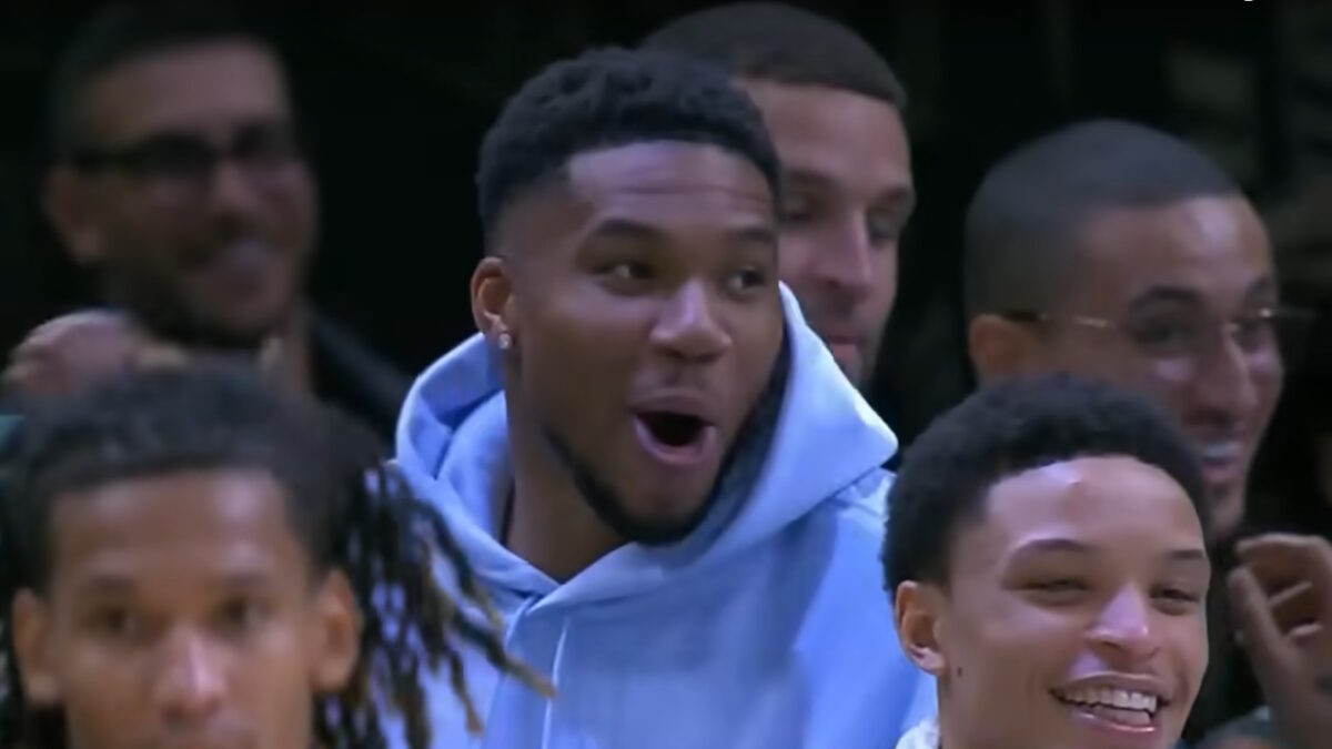 Γιάννης Αντετοκούνμπο: Το «Oh my god» του «Greek freak» για το απίθανο καλάθι του Θανάση, στη φιλική νίκη των Μπακς