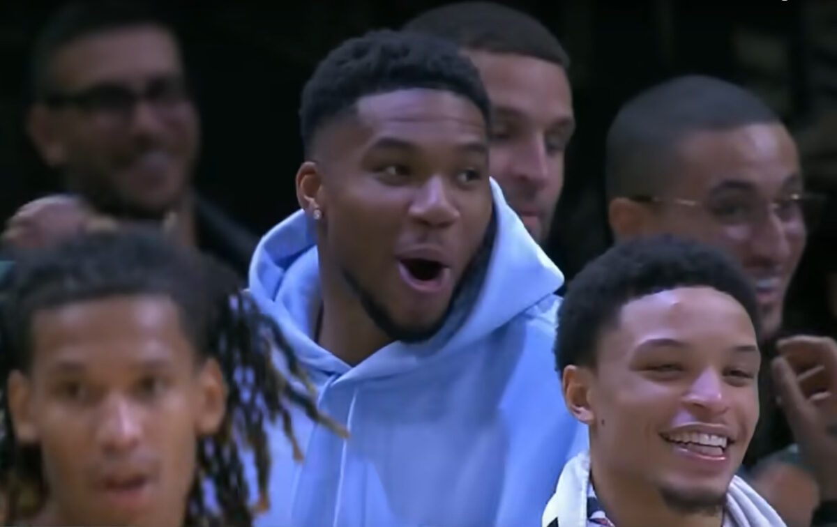 Γιάννης Αντετοκούνμπο: Το «Oh my god» του «Greek freak» για το απίθανο καλάθι του Θανάση, στη φιλική νίκη των Μπακς