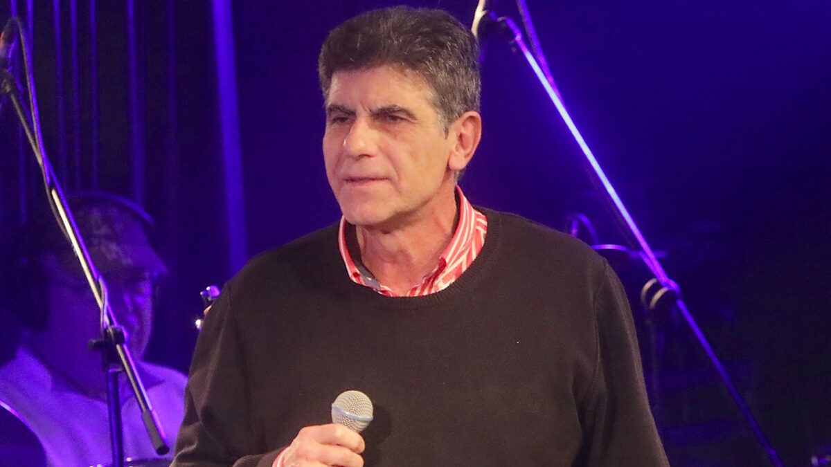 Ο Γιάννης Μπέζος