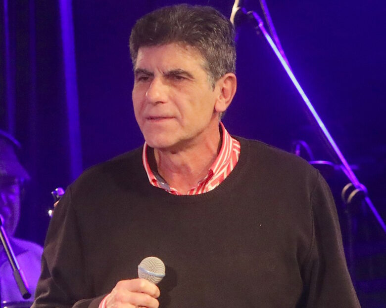 Γιάννης Μπέζος: «Δεν θέλω να ξαναβγώ καλοκαίρι σε περιοδεία, γιατί κουράστηκα»