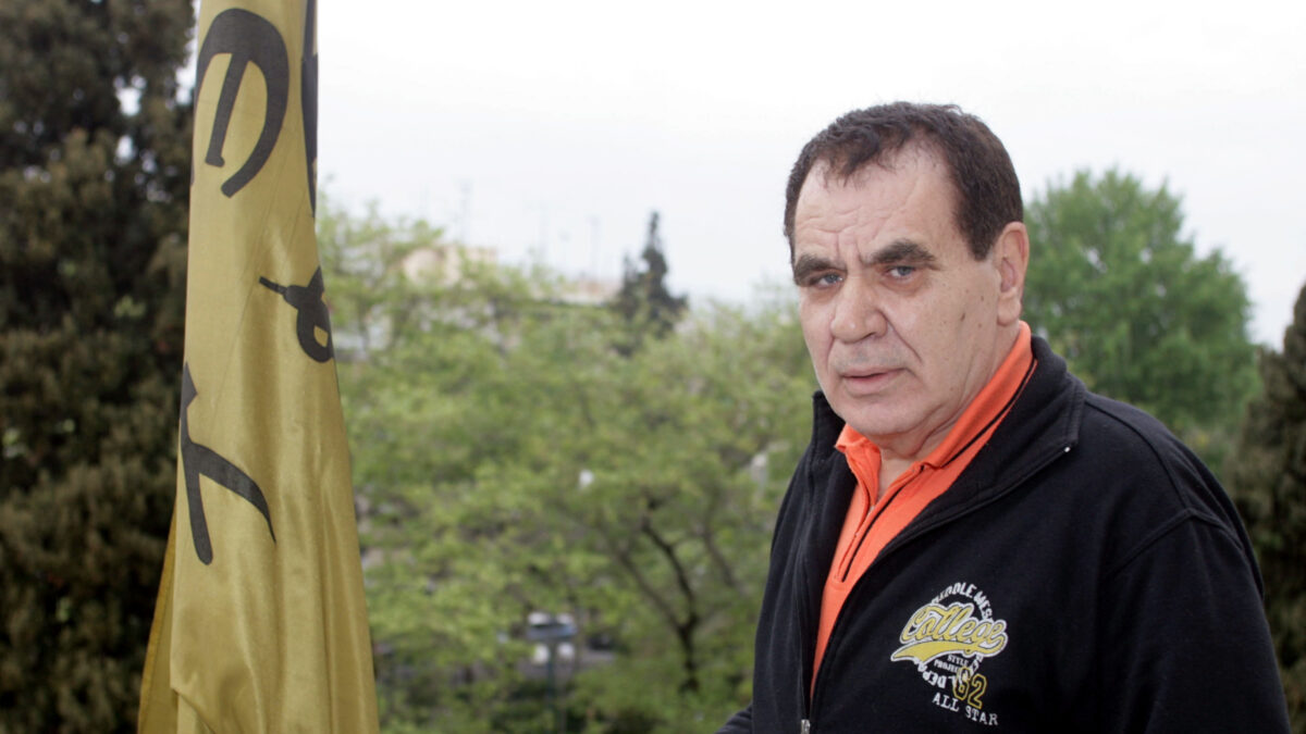 Ο Γιώργος Αμερικάνος με τη σημαία της ΑΕΚ