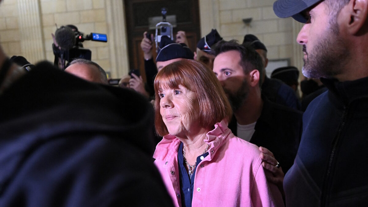 Η 71χρονη Gisele Pelicot φτάνει στο εφετείο της γαλλικής πόλης Νιμ