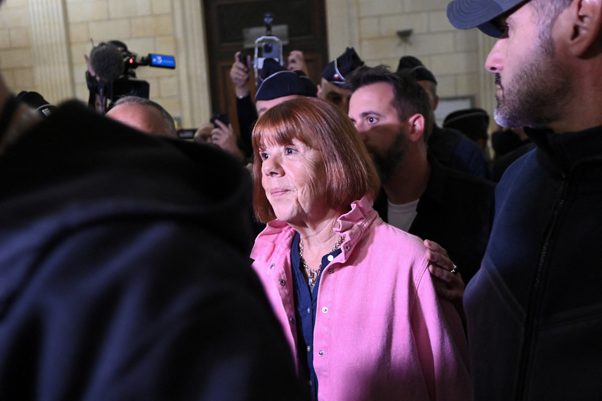 Η 71χρονη Gisele Pelicot φτάνει στο εφετείο της γαλλικής πόλης Νιμ