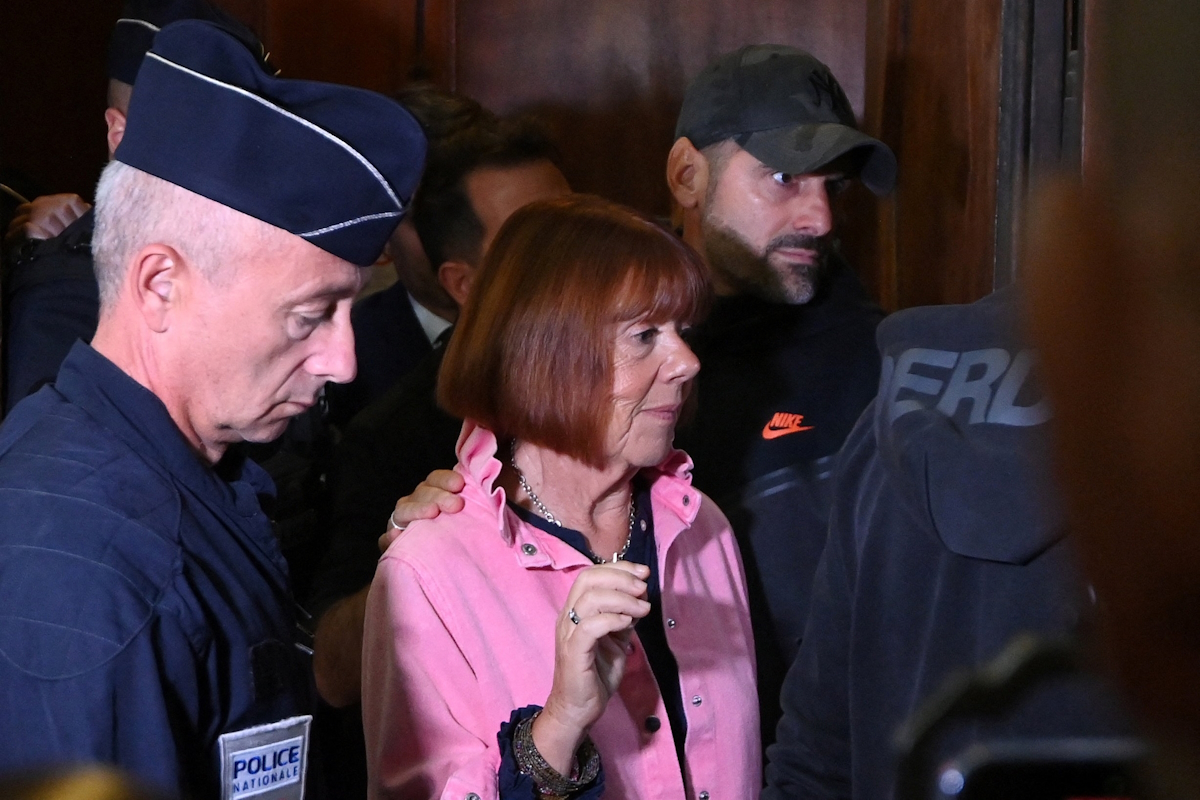 Η Gisele Pelicot αναχωρεί από το εφετείο της Νιμ 
