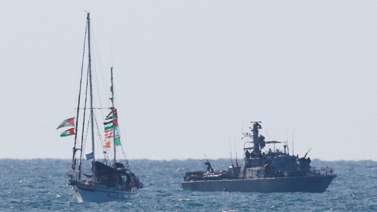 Ισραηλινό πολεμικό πλοίο αναχαιτίζει σκάφος του στολίσκου «Global Sumud Flotilla»