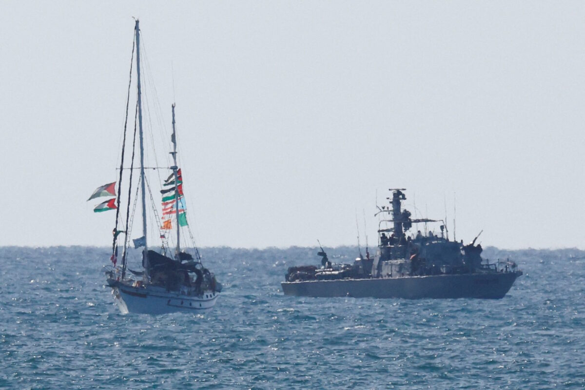 Ισραηλινό πολεμικό πλοίο αναχαιτίζει σκάφος του στολίσκου «Global Sumud Flotilla»