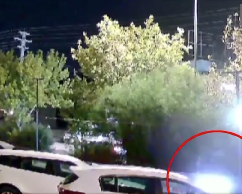 Γλυκά Νερά: Βίντεο από τη στιγμή του δυστυχήματος – Φίλοι του 23χρονου αφήνουν λουλούδια στο σημείο του τροχαίου