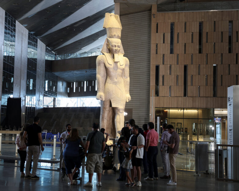 Ανοίγει το Μεγάλο Αιγυπτιακό Μουσείο, το μεγαλύτερο στον κόσμο με αναφορές στην ελληνική ιστορία – Δείτε φωτογραφίες