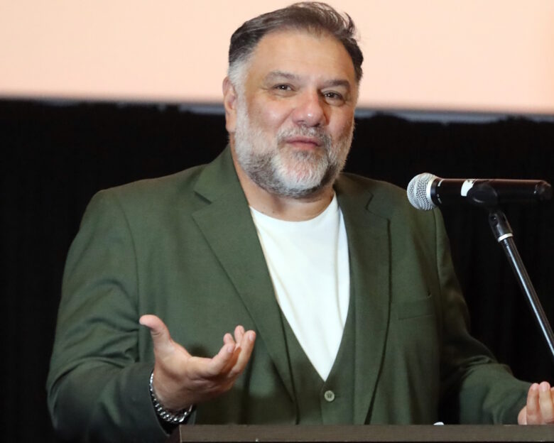Γρηγόρης Αρναούτογλου: «Ήμουν τόσο θρήσκος που δεν είχα ερωτικές επαφές κάθε Τετάρτη και Παρασκευή»