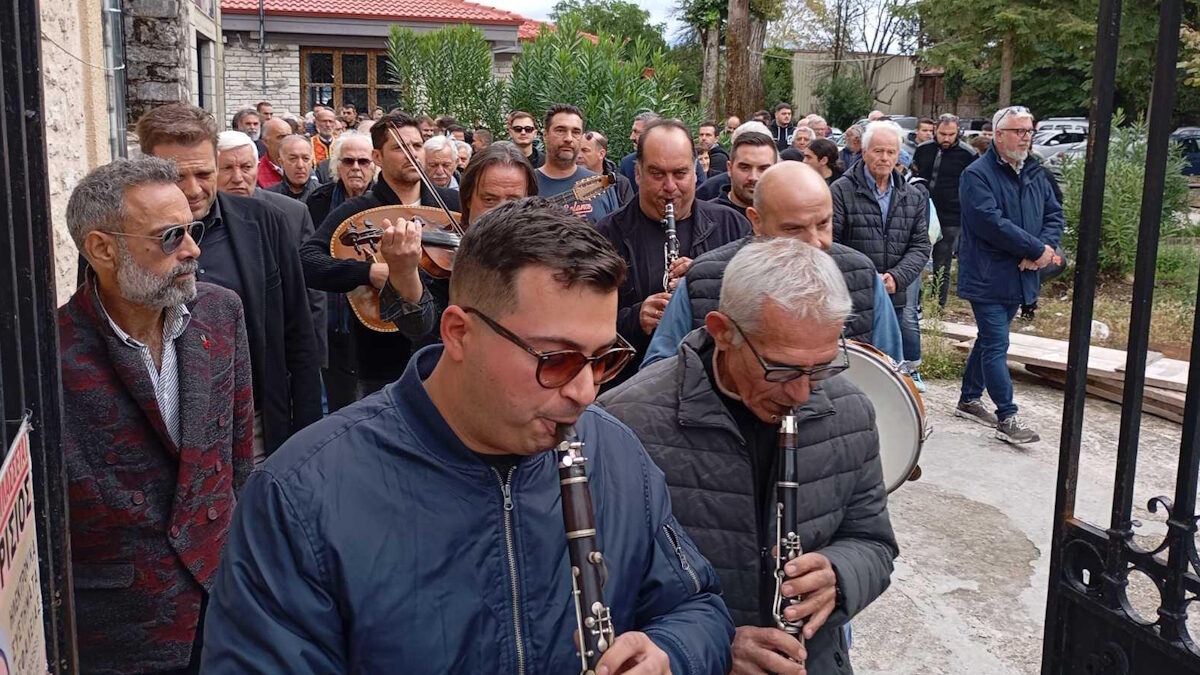 Με ήχους κλαρίνων η κηδεία του Γρηγόρη Καψάλη