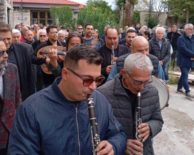 Με ήχους κλαρίνων η κηδεία του Γρηγόρη Καψάλη
