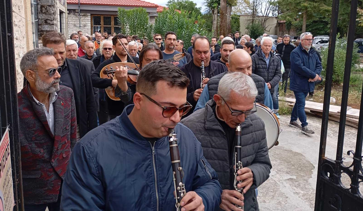 Με ήχους κλαρίνων η κηδεία του Γρηγόρη Καψάλη