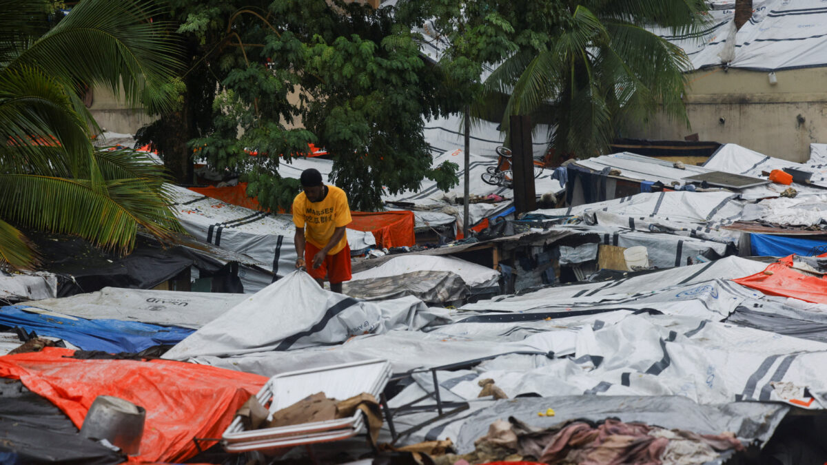 Αϊτινοί καταφεύγουν σε καταφύγια κατά τη διάρκεια του τυφώνα Melissa