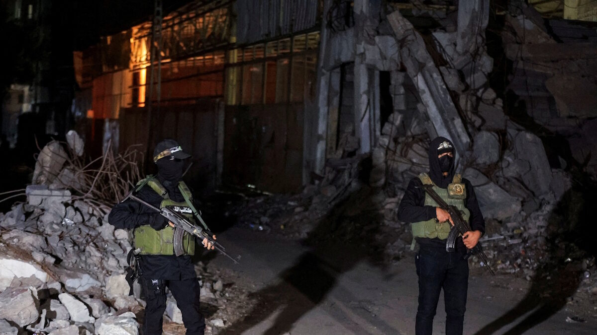 Ένοπλοι της Χαμάς επιτηρούν τη μεταφορά των σορών Ισραηλινών ομήρων που κρατούνταν στη Γάζα