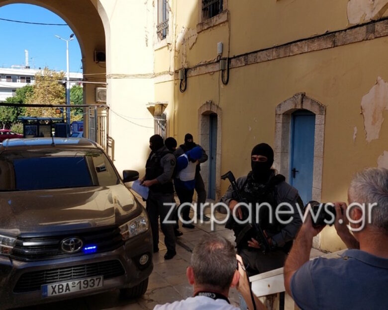 Χανιά: Με αλεξίσφαιρο γιλέκο έφτασε στον εισαγγελέα ο 23χρονος που δολοφόνησε τον 52χρονο στο χωριό Έλος Κισσάμου