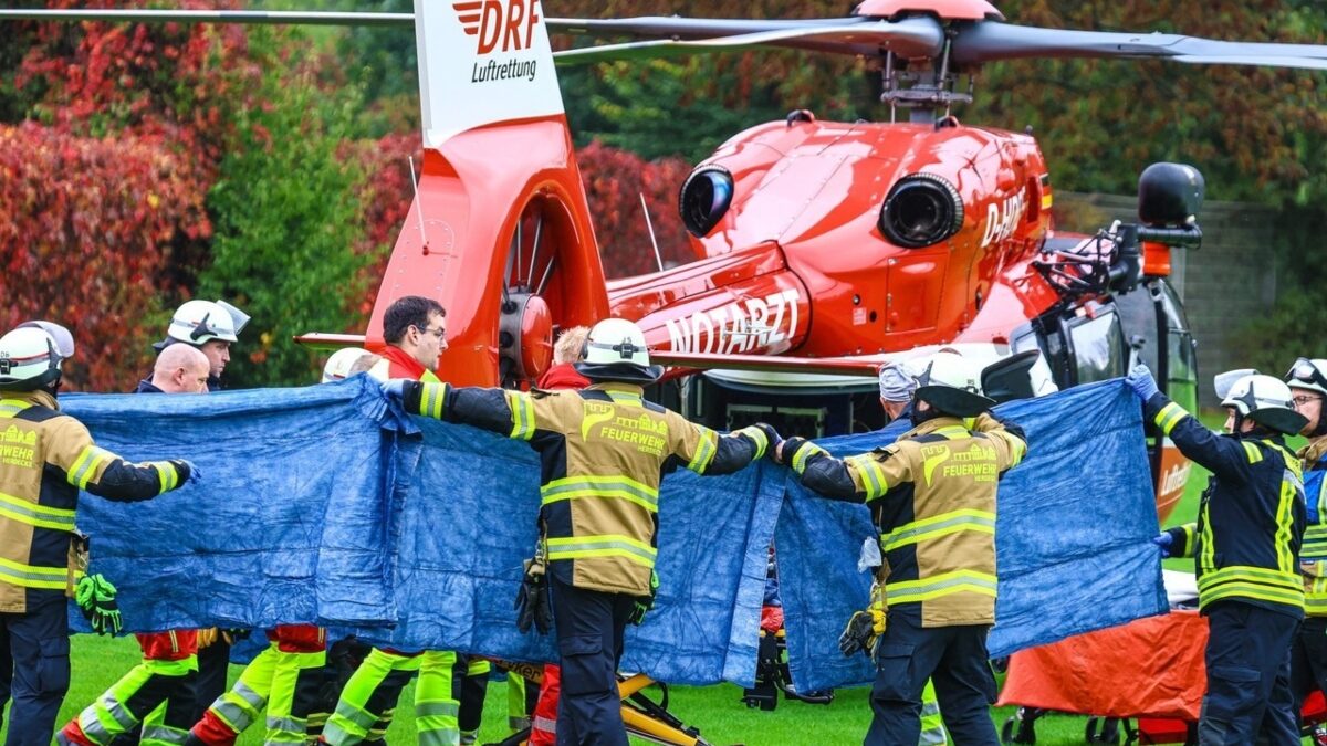 Διασώστες μεταφέρουν με ελικόπτερο τη δήμαρχο