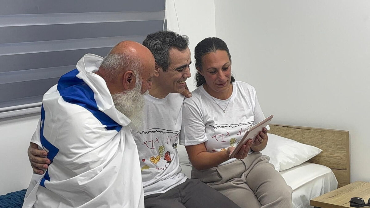 Ο απελευθερωμένος όμηρος Ομρί Μιράν μιλά με τις κόρες του