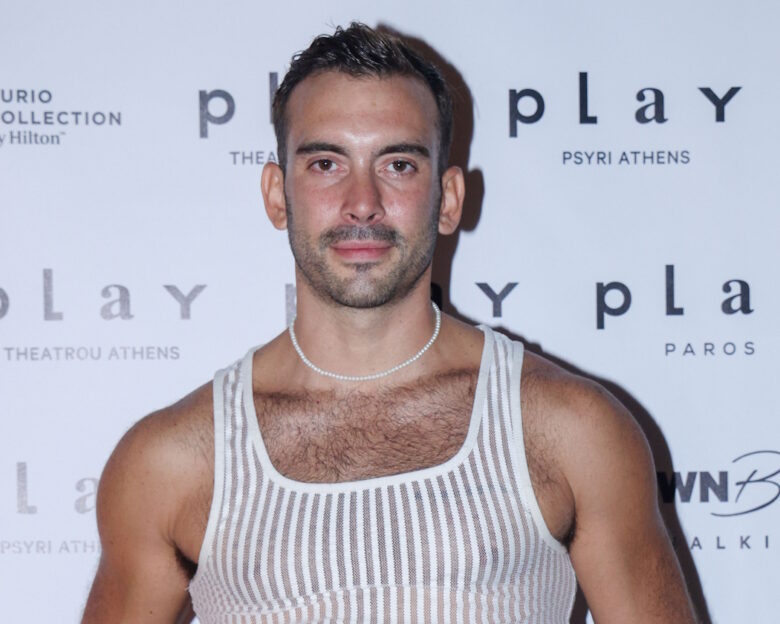Iάσονας Μανδηλάς: «Το ότι μίλησα ανοιχτά για τη σεξουαλικότητά μου, μου στοίχισε ρόλους»