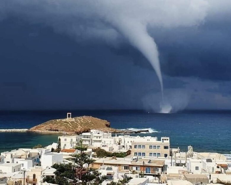 Νάξος: Εντυπωσιακός υδροστρόβιλος «ταξίδεψε» πάνω από τη θάλασσα του νησιού