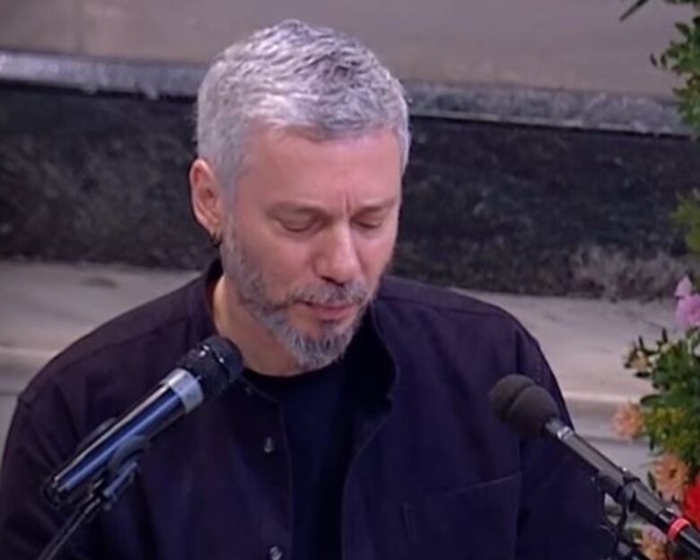 Διονύσης Σαββόπουλος: «Ακριβέ μου δάσκαλε, χωρίς εσένα άλλο θα ήταν το τραγούδι» είπε ο Αλκίνοος Ιωαννίδης στην κηδεία του