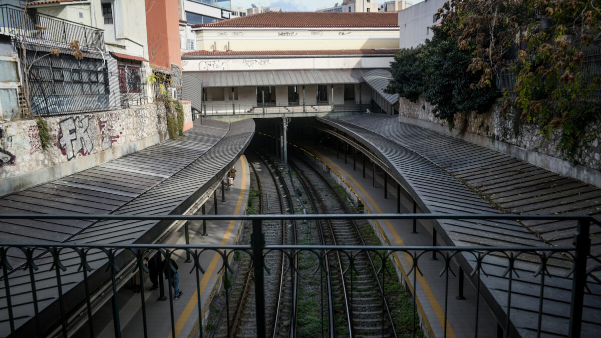 Ο σταθμός του ΗΣΑΠ ηλεκτρικού σιδηρόδρομου στο Μοναστηράκι