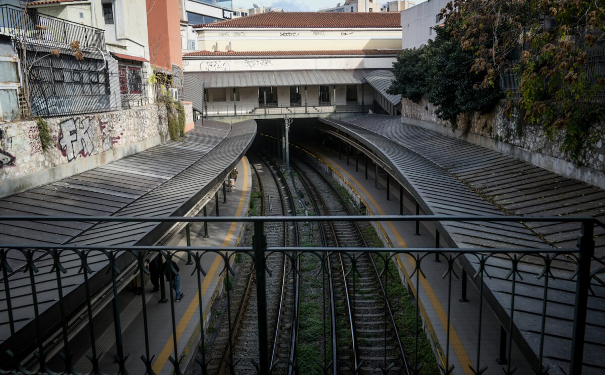 Ο σταθμός του ΗΣΑΠ ηλεκτρικού σιδηρόδρομου στο Μοναστηράκι