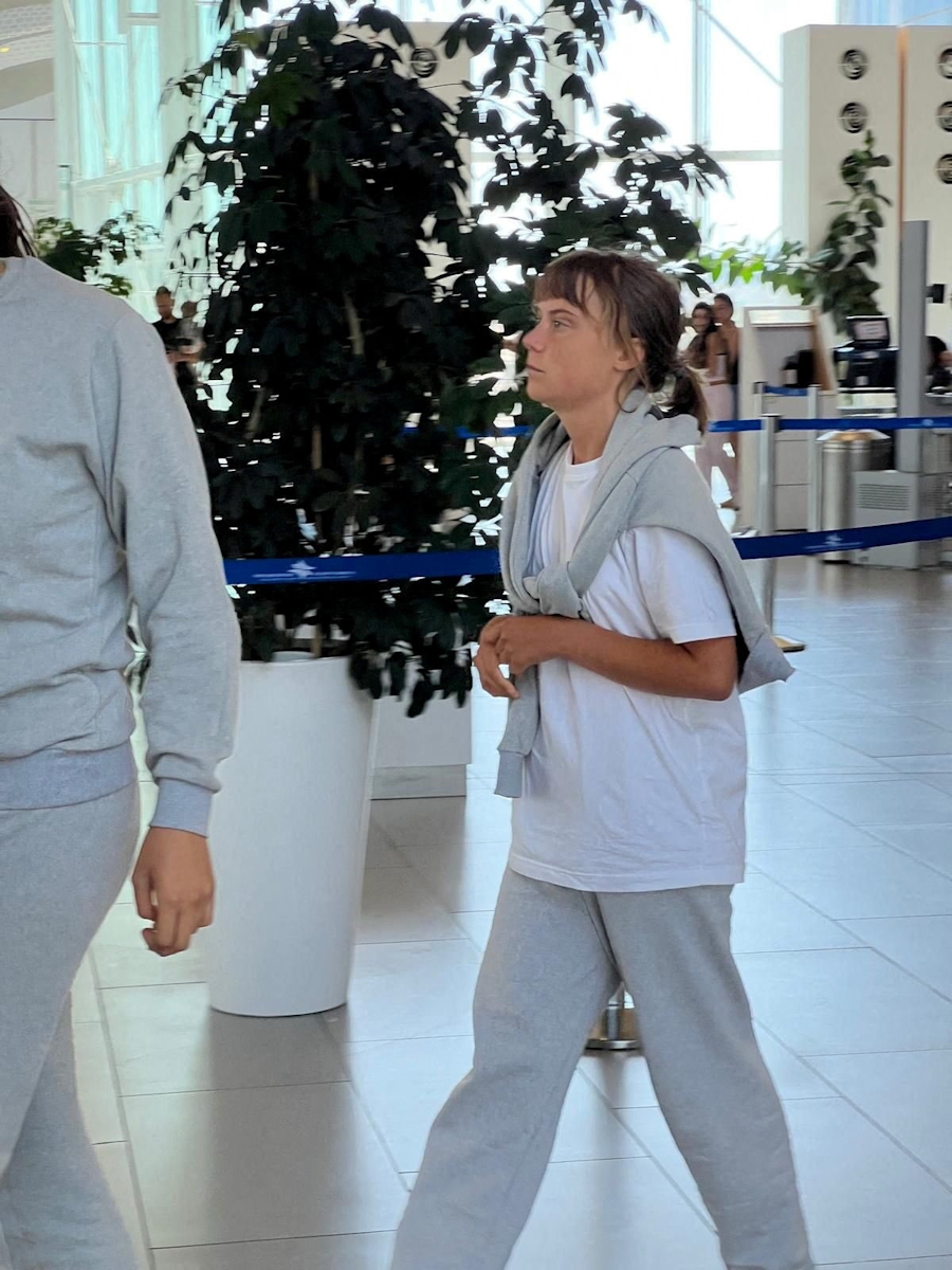 Η Σουηδή ακτιβίστρια Γκρέτα Τούνμπεργκ περπατά στο Διεθνές Αεροδρόμιο Ραμόν πριν από την πτήση απέλασης, κοντά στο Ελάτ του Ισραήλ, μετά την αναχαίτιση από το Ισραήλ των πλοίων της Global Sumud Flotilla