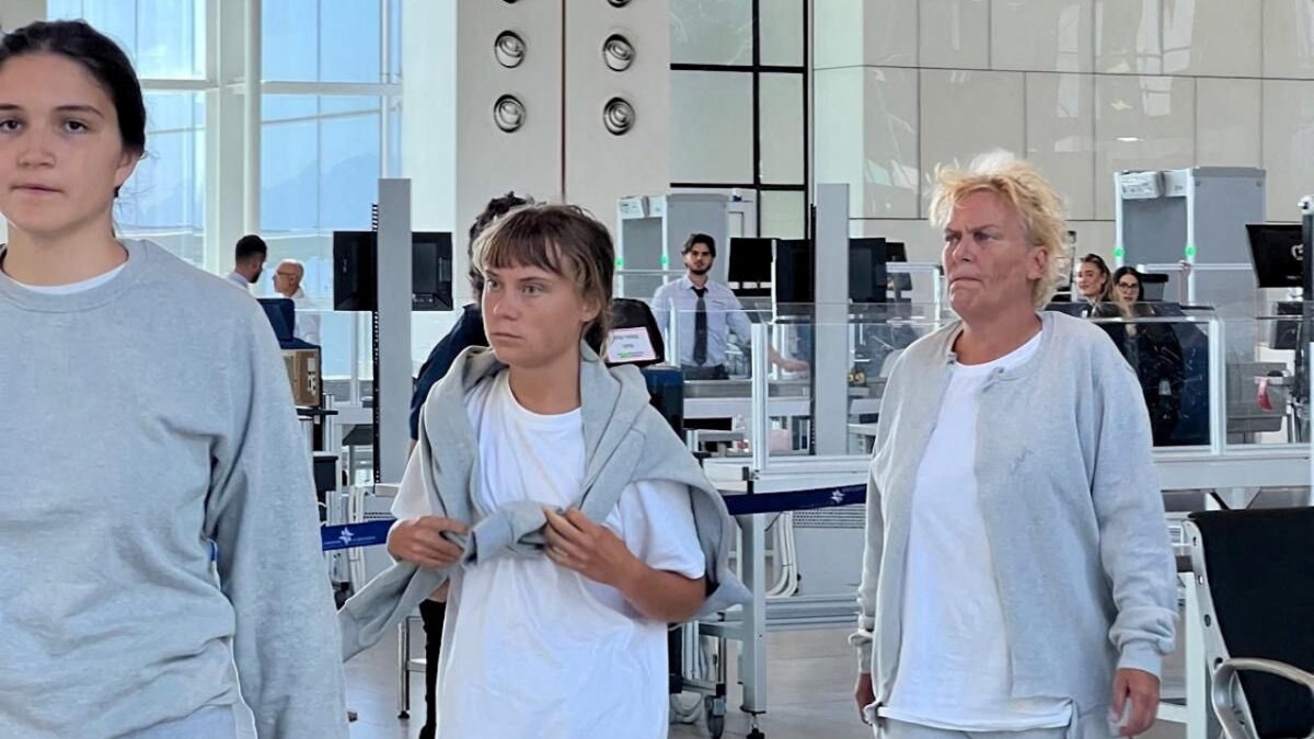 Η Σουηδή ακτιβίστρια Γκρέτα Τούνμπεργκ περπατά στο Διεθνές Αεροδρόμιο Ραμόν πριν από την πτήση απέλασης, κοντά στο Ελάτ του Ισραήλ, μετά την αναχαίτιση από το Ισραήλ των πλοίων της Global Sumud Flotilla