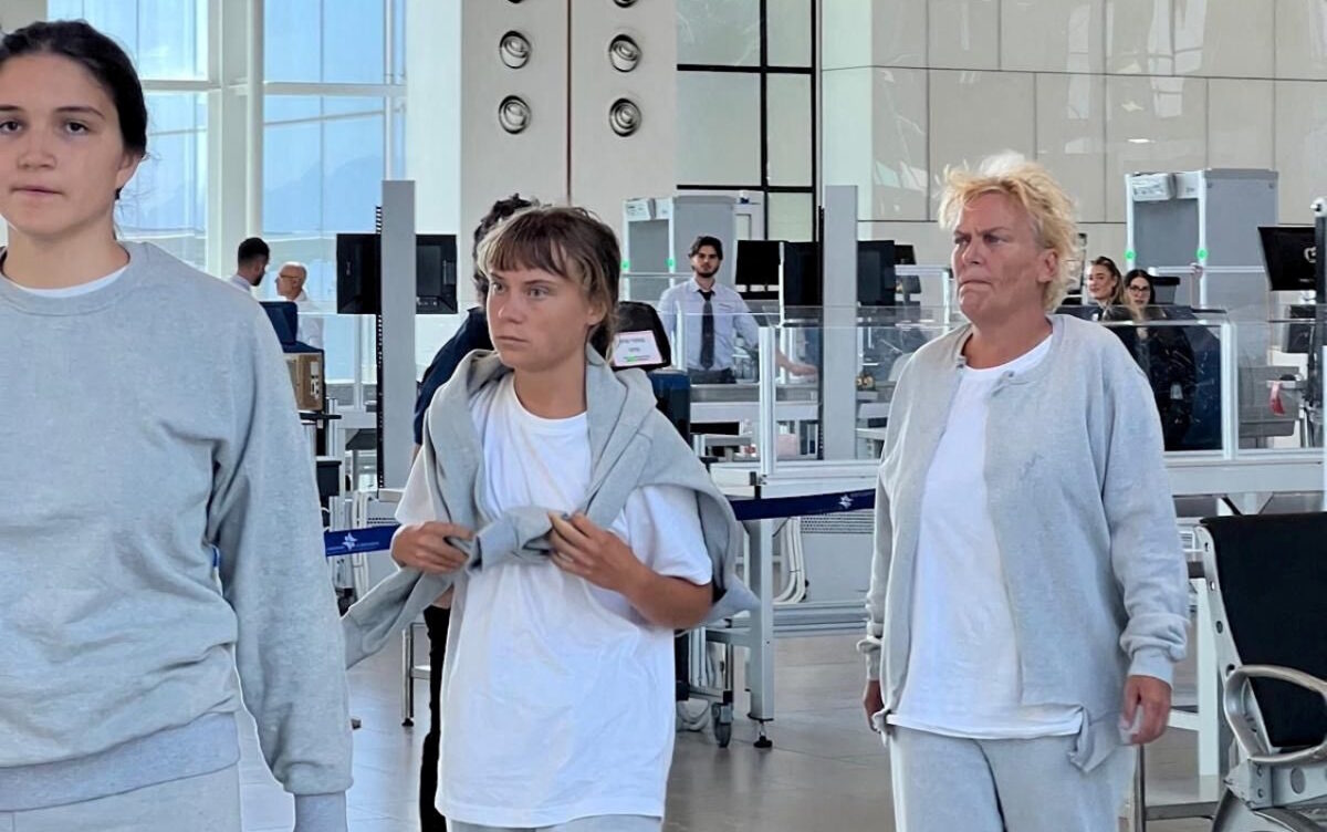 Η Σουηδή ακτιβίστρια Γκρέτα Τούνμπεργκ περπατά στο Διεθνές Αεροδρόμιο Ραμόν πριν από την πτήση απέλασης, κοντά στο Ελάτ του Ισραήλ, μετά την αναχαίτιση από το Ισραήλ των πλοίων της Global Sumud Flotilla