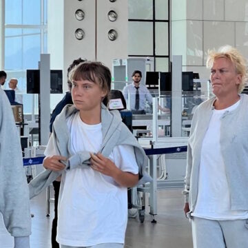 Η Σουηδή ακτιβίστρια Γκρέτα Τούνμπεργκ περπατά στο Διεθνές Αεροδρόμιο Ραμόν πριν από την πτήση απέλασης, κοντά στο Ελάτ του Ισραήλ, μετά την αναχαίτιση από το Ισραήλ των πλοίων της Global Sumud Flotilla