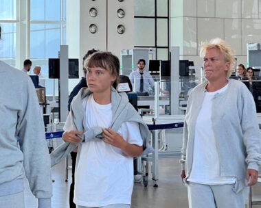 Η Σουηδή ακτιβίστρια Γκρέτα Τούνμπεργκ περπατά στο Διεθνές Αεροδρόμιο Ραμόν πριν από την πτήση απέλασης, κοντά στο Ελάτ του Ισραήλ, μετά την αναχαίτιση από το Ισραήλ των πλοίων της Global Sumud Flotilla