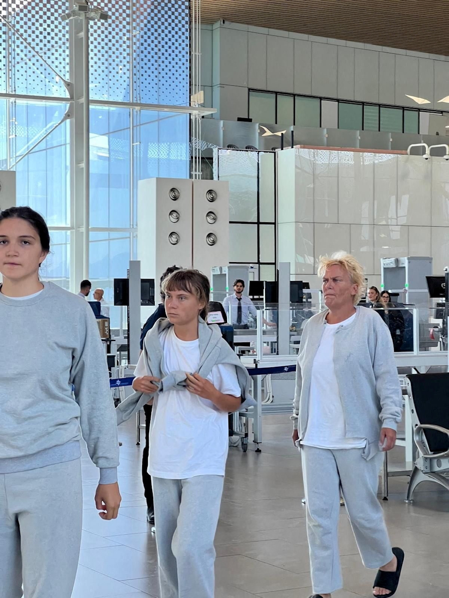 Η Σουηδή ακτιβίστρια Γκρέτα Τούνμπεργκ περπατά στο Διεθνές Αεροδρόμιο Ραμόν πριν από την πτήση απέλασης, κοντά στο Ελάτ του Ισραήλ, μετά την αναχαίτιση από το Ισραήλ των πλοίων της Global Sumud Flotilla